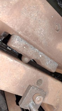 Yolda paslı demir var.