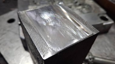 Metal saplı metal plaka