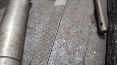 Eski paslı metal boru