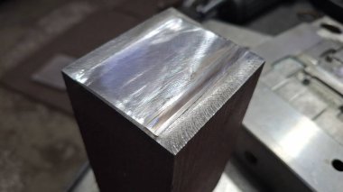 Metal parçasıyla metal bir plaka.