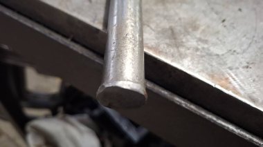 Metal saplı metal boru