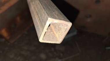 Kapı kolu olan ahşap bir kapı.