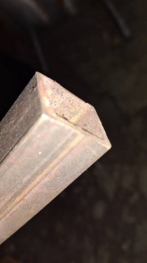 Büyük saplı metal plaka.