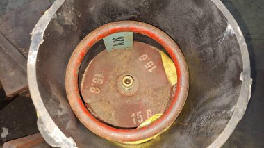 Büyük saplı eski metal fıçı.