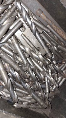 Tamir için metal somunlar ve cıvatalar.