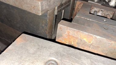 Fabrikadaki metal boru.