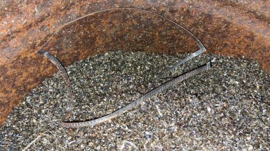 Metal bir borunun yakın plan çekimi.