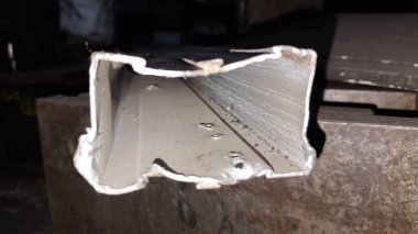 Atölyedeki paslı metal boru.