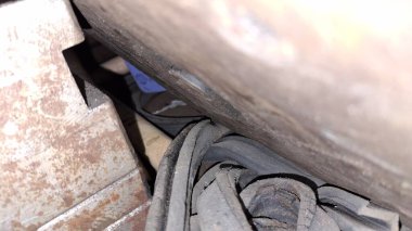 Bir sürü lastiği olan eski bir araba.