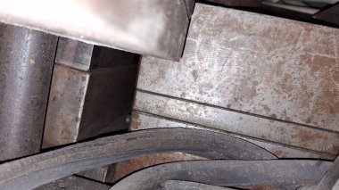 Şehrin eski paslı metal çatısı