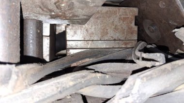 Siyah ve beyaz bir tekerin tekerlek görünümünü kapat.