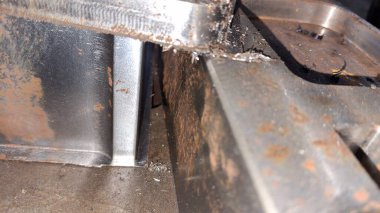 Eski bir makinenin metal parçalarını kapat.