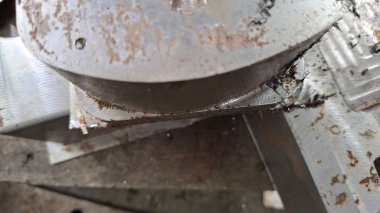 Metal bir sapı olan metal boruyu kapat.