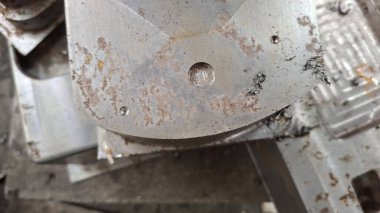 Bir sürü somun ve cıvatalı metal plaka.