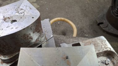 Yerde metal boru var.