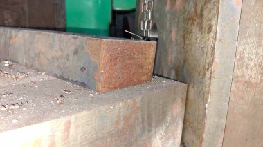 Metal paslı demir ve büyük bir tahta parçası.