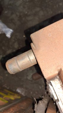 Bir tuğla zemindeki metal boruyu kapat