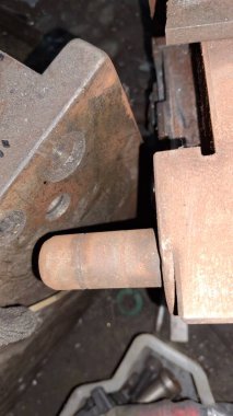 Büyük saplı eski paslı metal boru.