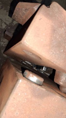 Evin çatısında metal bir boru var.