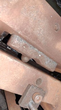 Bir sürü tekerleği olan paslı bir araba tekerleği.