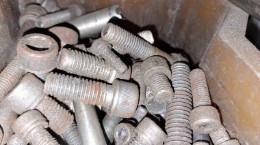 Birkaç somun, cıvata ve fındık manzarasını kapatın..