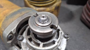 Araba tekerleği ve İngiliz anahtarı.