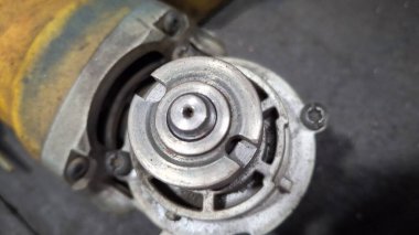 Bir araba motorunun yakın çekimi.