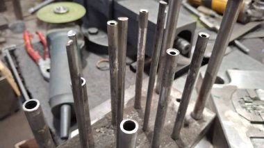 Farklı boyutlarda metal boru.