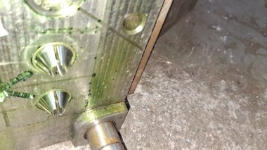 Kapıdaki eski kapı kolu.