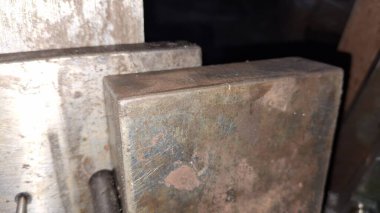 Garajdaki eski paslı metal boru.