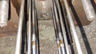 Binanın çatısında metal bir boru var.