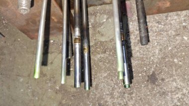 Ahşap arka planda metal bir boru.