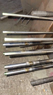 bir atölyedeki farklı metal borular