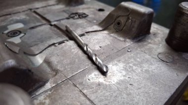 Metal bir boruya yakın.