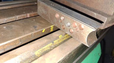 Eski paslı metal boru