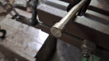 Fabrikadaki eski metal boru.