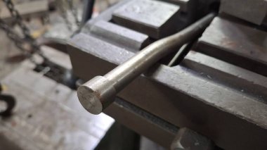 Atölyedeki metal bar.