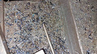 Farklı boyutlarda ve şekillerde bir sürü metal var. yüksek kaliteli fotoğraf