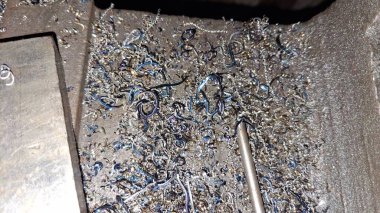 Metal bir boruya yakın.