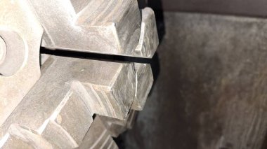 Metal bir arabanın lastiğini kapat.