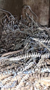 Yığının içindeki metal zincir