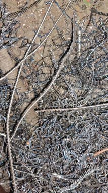 Büyük metal yığını olan metal zincir.