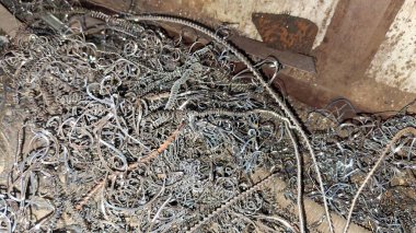 Şehirde metal tel var.