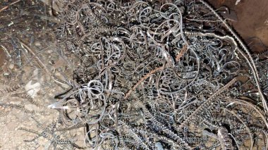 Eski paslı metal zincir