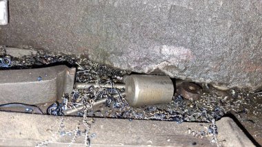 Garajdaki eski paslı boru.