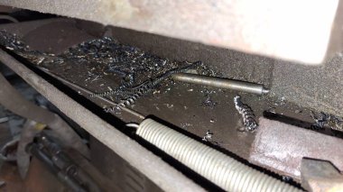 Metal boru ve anahtarı kapat.