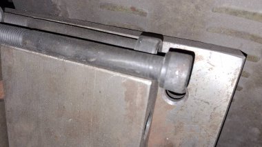 Saplı eski metal bir boru.