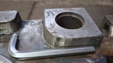 Büyük metal plakalı metal.