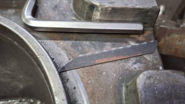 Fabrikadaki metal boruları kapatın.