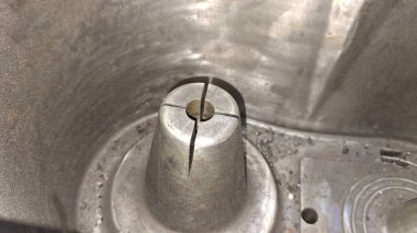 Metal bir boruya yakın.